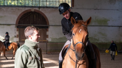 Un blessé avec son cheval.