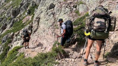 L'équipe de randonneurs sur une partie escarpée du sentier GR20.