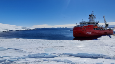 L'Astrolabe ravitaille en Antarctique