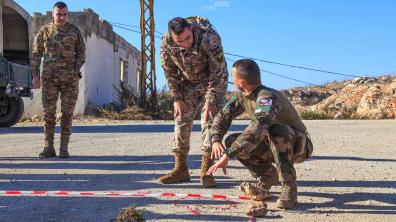 La Force commander reserve aux côtés de ses camarades indiens et libanais