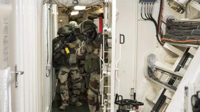 Exercice d’alerte intrusion à bord de la FDA Chevalier Paul avec un détachement de fusiliers marins