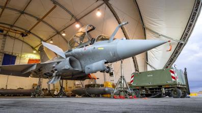 Opération de maintenance sur un Rafale de la Base aérienne projetée au Levant