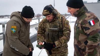 Exercice conjoint des artilleurs français avec les Joint terminal attack controller britanniques