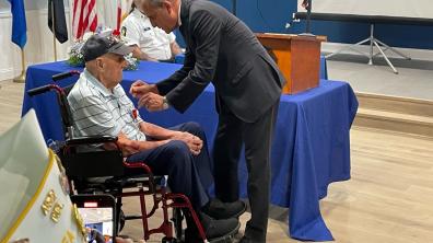 Un vétéran américain de la Seconde Guerre mondiale décoré