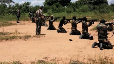 Coopération dans le domaine du tir de combat avec des militaires camerounais