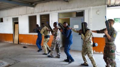 Les instructeurs de la gendarmerie ivoirienne s’entraînent avec les militaires français