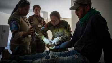 DAMAN –  Les militaires français mènent une opération médicale au service de la population à Bayt Li