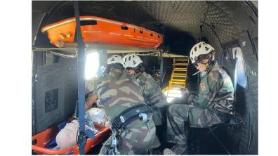 Une équipe de soignants militaires soignent en vol un patient fictif, lors du stage AMET. 