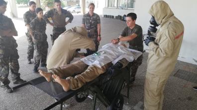 Exercice de prise en charge d'un blessé en ambiance NRBC