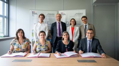 Signature de la clause d'insertion sociale du contrat ambition logement