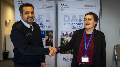 Le CG Xavier Gandiol, chef de la mission achats de Défense, et Lucie Becdelievre (AVE)