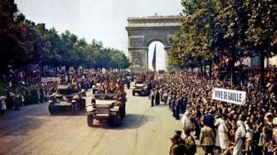 Foule sur les Champs Élysées regardant les blindés de la 2e DB , 26 août 1944.