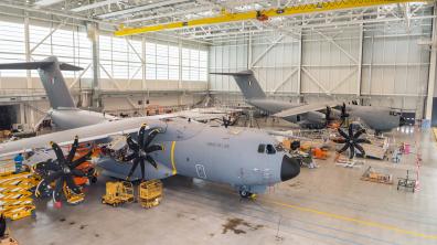 Deux A400M en maintenance à l'atelier de Clermont-Ferrand