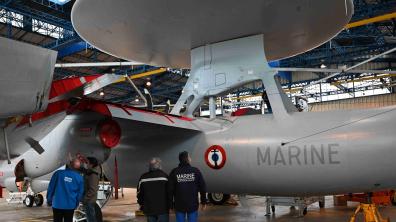 Inspection de E-2C par des personnels du SIAé et de la Marine à l’AIA de Bretagne (antenne de Lann-B
