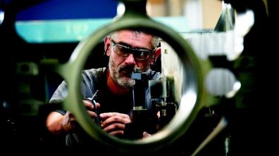 Un employé au travail sur le canon Caesar de 155 mm dans l'usine d'armement Nexter