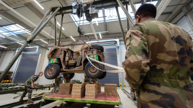Dans le hangar du PNOAP, les soldats du 1er RTP conditionnent le matériel aérolarguable