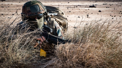 Un marsouin équipé et armé posté sur le sol djiboutien.