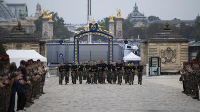 Arrivée des 20 membres du 8e RPIMa à l'Hôtel national des Invalides