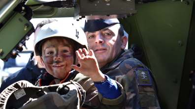 Maxence, heureux de monter à bord des véhicules blindés du 5e RD. 