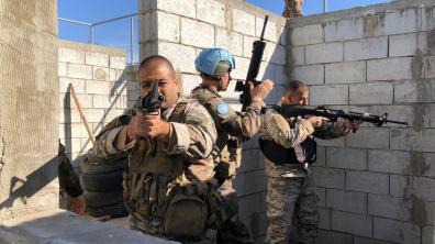 deux soldats libanais en entraînement au combat en zone urbaine aux côtés d’un casque bleu français.