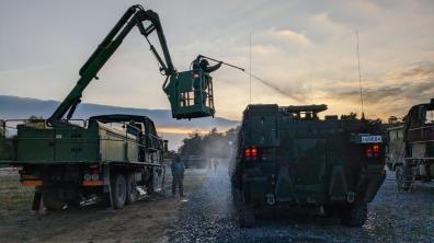 Décontamination d'un blindé belge par le 2e régiment de Dragons.