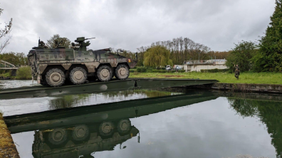 Un boxer, blindé allemand, franchit l'Aisne sur le pont Biber