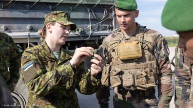 Les forces françaises et estoniennes partagent leurs compétences techniques et opérationnelles.