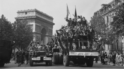 Le 8 mai 1945, dans l’euphorie générale, les premiers défilés s’improvisent sur les Champs-Elysées. 