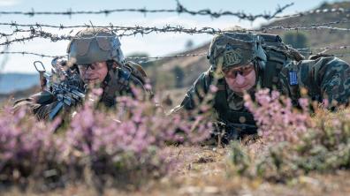 L’interopérabilité au combat entre un soldat hellène et un fantassin du 35e RI.