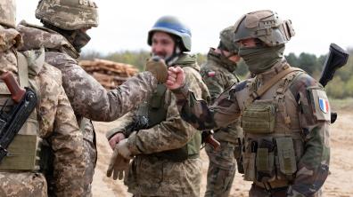 Des militaires polonais et ukrainiens ont été décorés et félicités par la France.