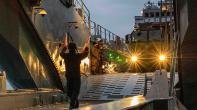 Débarquement d’un véhicule français du navire polonais sur le port de Fredrikstad en Norvege.