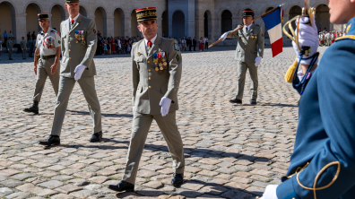 Le général Hervé Gomart inspecte les troupes lors de sa cérémonie d’adieux aux armes.