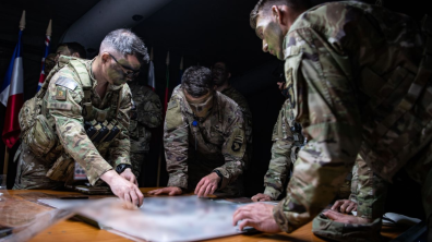 Sous commandement roumain, les soldats français et américains coordonnent la manœuvre tactique.