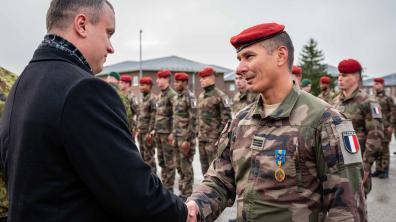 Le commandant d’unité de la CIL du 1er RCP salue monsieur Asko Kivinuk, sous-secrétaire d'Etat des c
