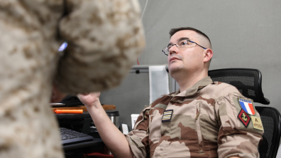 Au Koweït, le LCL David coordonne les opérations à venir au sein de la CJTF.