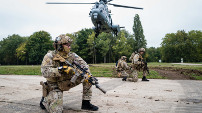 Assaut des forces spéciales depuis un hélicoptère CARACAL