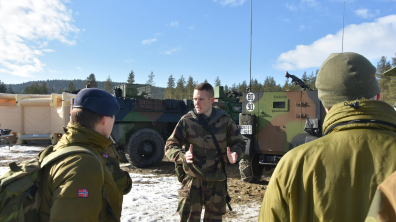 Lieutenant Paul, chef de section reconnaissance mobile embarquée briefant ses hommes sur le terrain.
