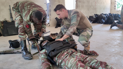 Séance d’instruction aux gestes de sauvetage au combat.