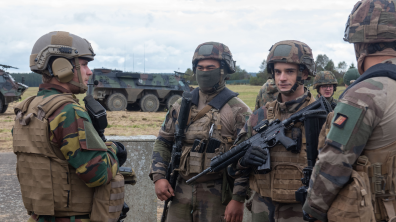 Un soldat belge échange avec des soldats français lors de l’exercice Euretex en 2021.