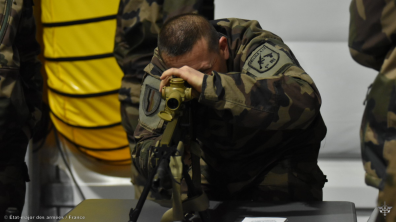Un soldat du 1er RI teste la lunette de précision du SCAR-H PR armement des tireurs de précision.