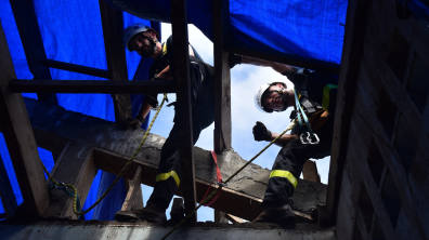 Toiture : travaux dans un groupe scolaire pour la reprise de la scolarité.