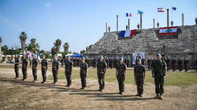 Des militaires de la Force Commander Reserve dans les ruines de Tyr au Liban.
