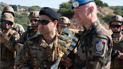 Remise de la coupe à l’équipe des forces armées libanaises, par le colonel Sommerlat.