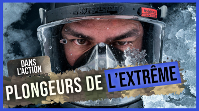 Un plongeur sort de la glace.