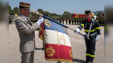 Le général Collet décore l’emblème de l’UIISC 1.