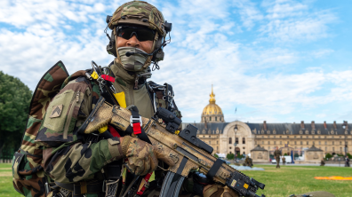 Un soldat du groupement commando parachutiste du 17ème RGP devant les Invalides.