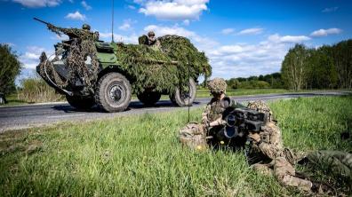 Des soldats securisent les abords d'une route