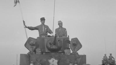Forces françaises libres sur char d’assaut en opération.