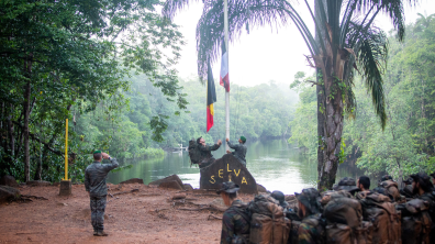 Des soldats français et belges lors de la levée de leurs couleurs.