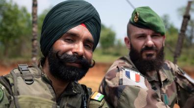 Un soldat français et un soldat indien sur l'exercice Shakti 2024